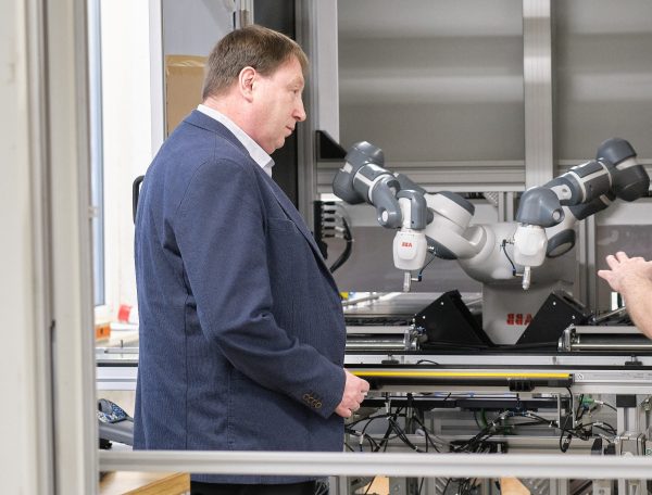 Volker Rozek an einer Roboteranlage in der Fertigung